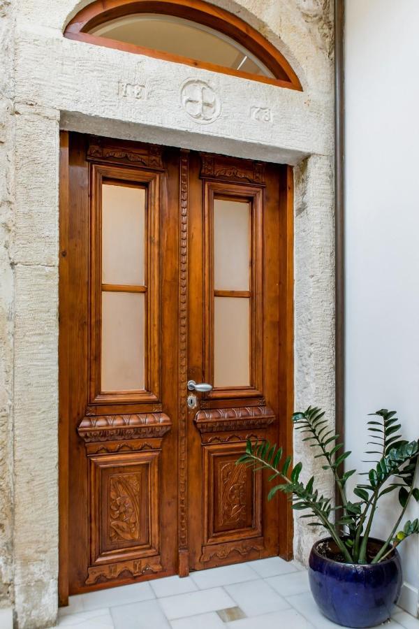 Minimalist Stone Country House Arhánesz Kültér fotó